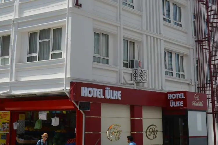 Hotel Ülke'nin Cengiz Koçal Caddesi'ndeki cephesi ve kırmızı tabelası, Yalova