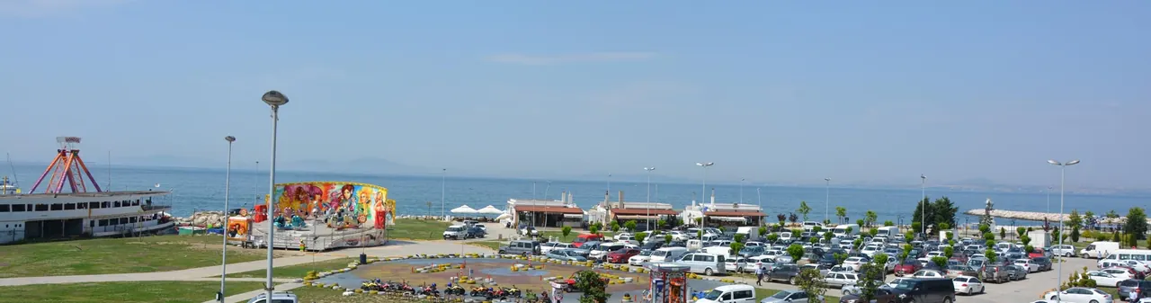 Yalova sahilindeki park, otopark ve feribot iskelesi, yüksekten görünüm